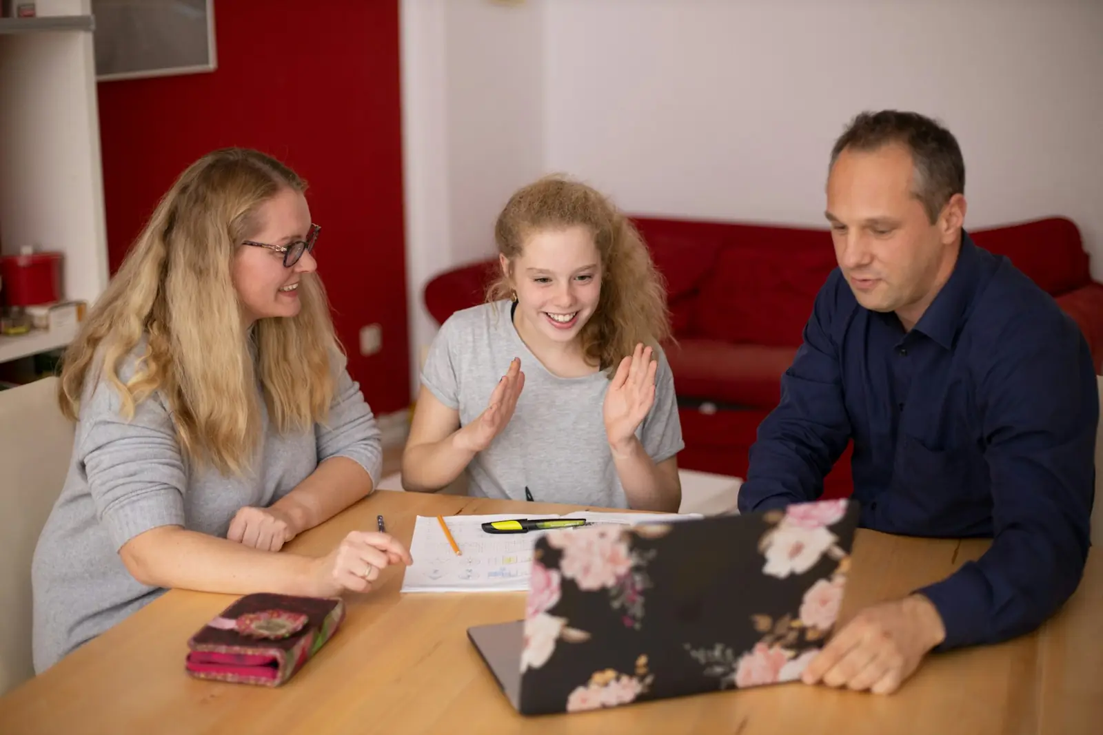 Una famiglia controlla i documenti al computer